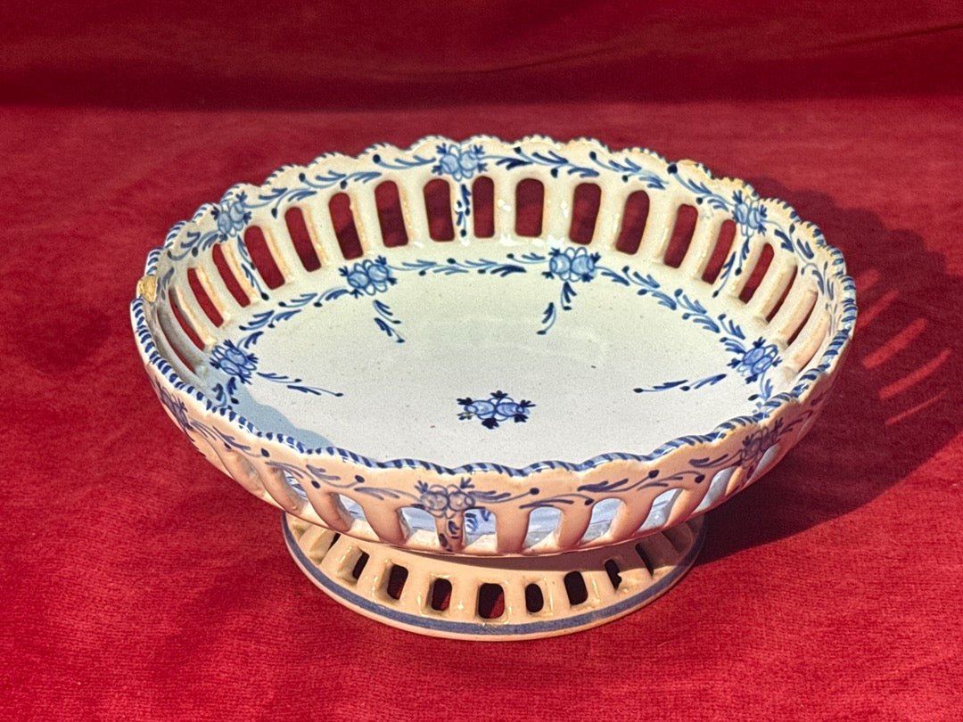 Coupe sur pied ajourée en céramique bleue et blanche