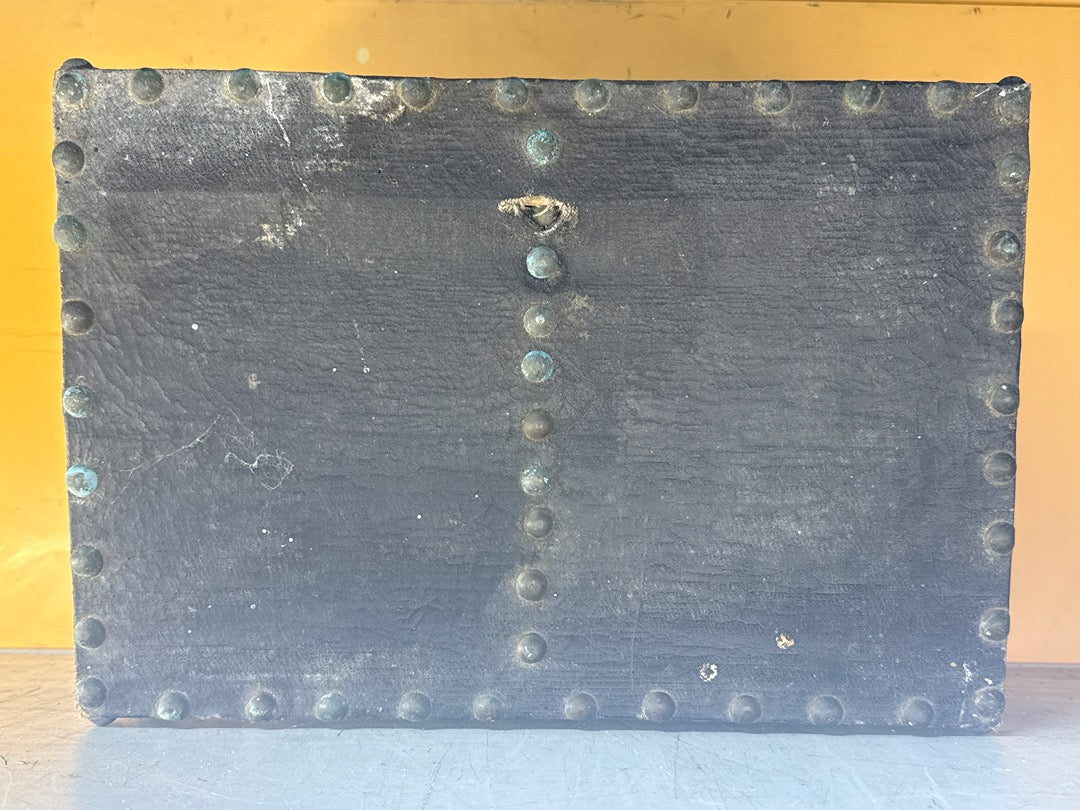 Coffre ancien – Boîte de rangement en bois clouté