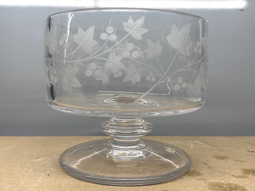 Coupe sur pied en verre – Plat de service – Décor lierre gravé