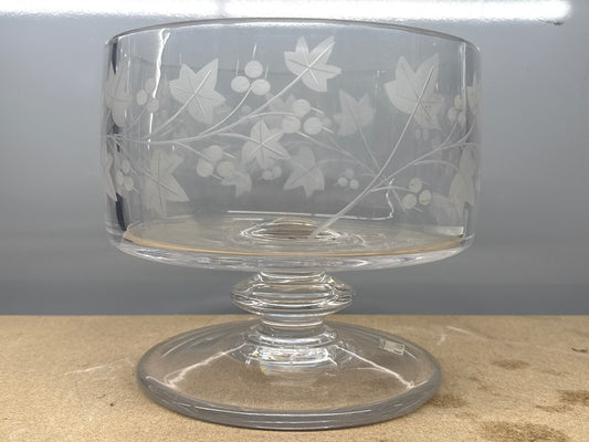 Coupe sur pied en verre – Plat de service – Décor lierre gravé