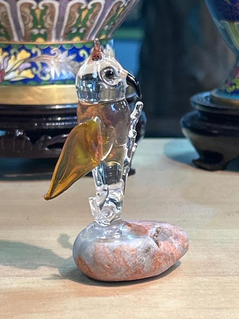 Statuette Chouette / Hibou en verre posé sur une pierre