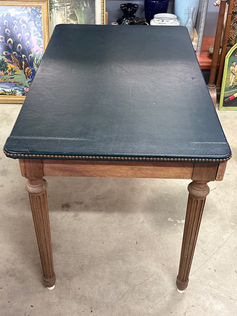 Bureau ancien – En bois et cuir vert