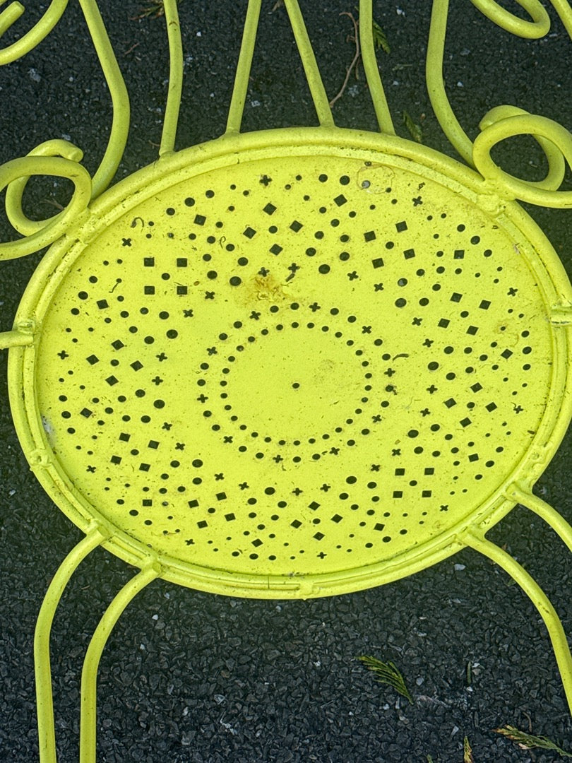 Paire de fauteuils de jardin en fer forgé jaune