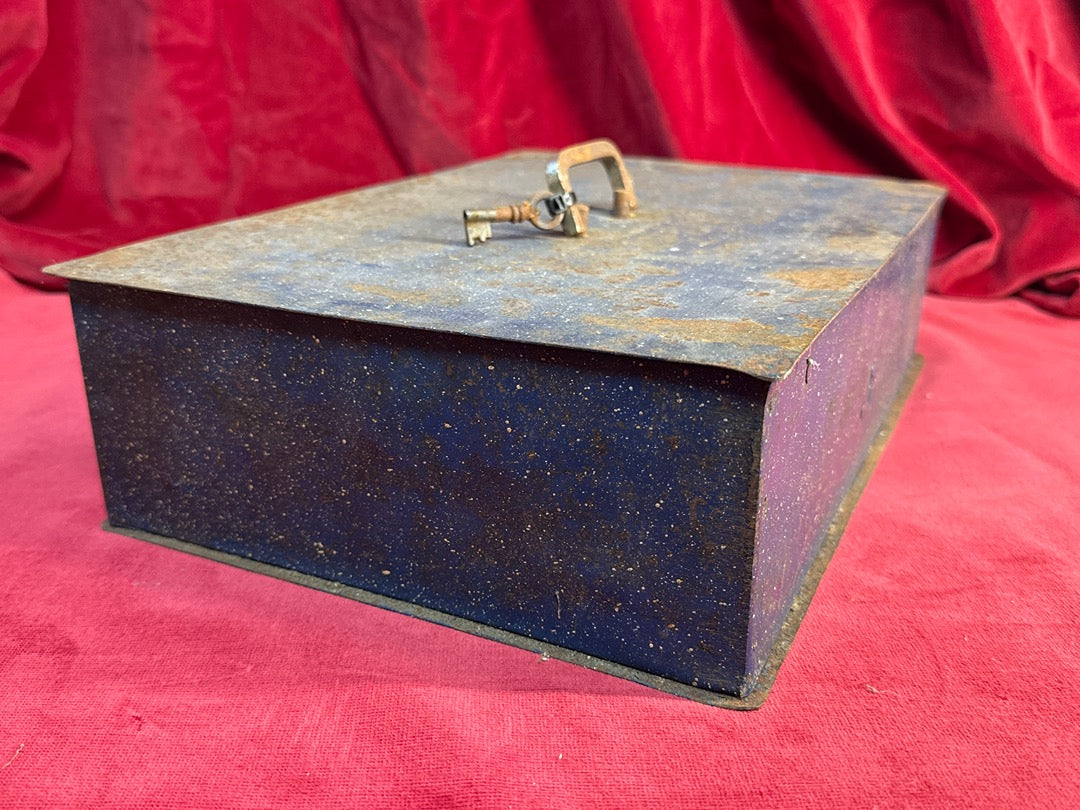 Ancienne boite metallique emaille bleue