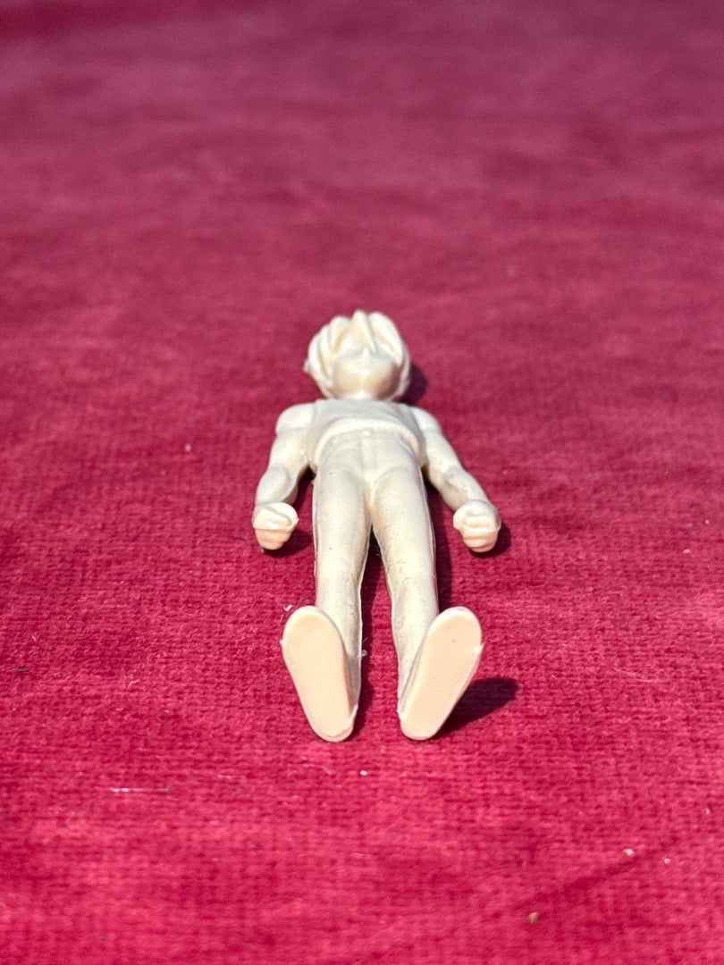 Figurine plastique anime personnage masculin beige