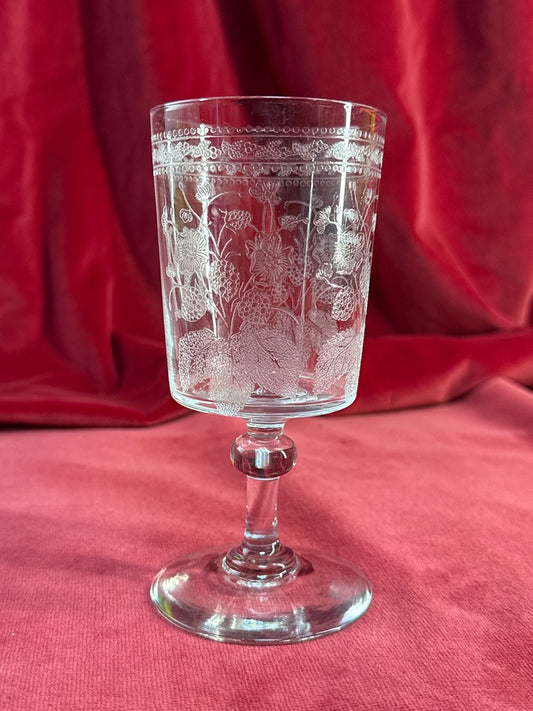 Verre à pied gravé, monogramme M et décor de baies et fleurs