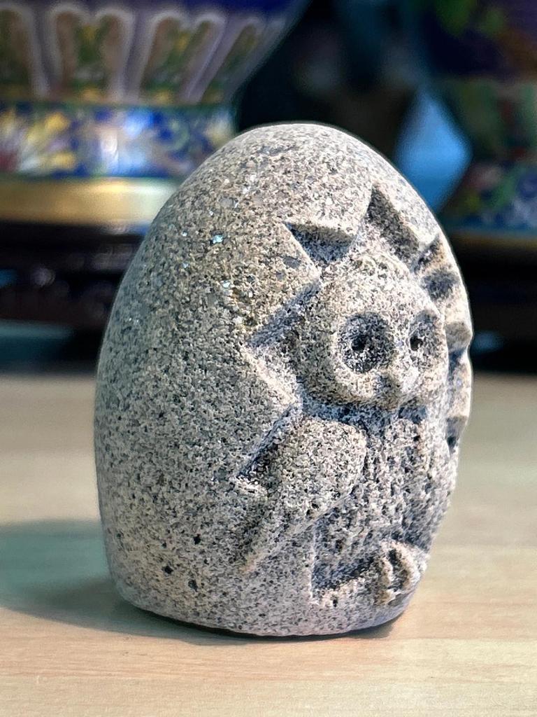 Statuette sculpté Chouette / Hibou en pierre dans un oeuf