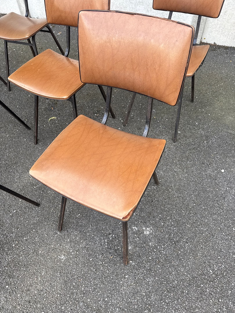 Lot de 8 chaises – Vintage – Mobilier – Skaï camel pieds métal