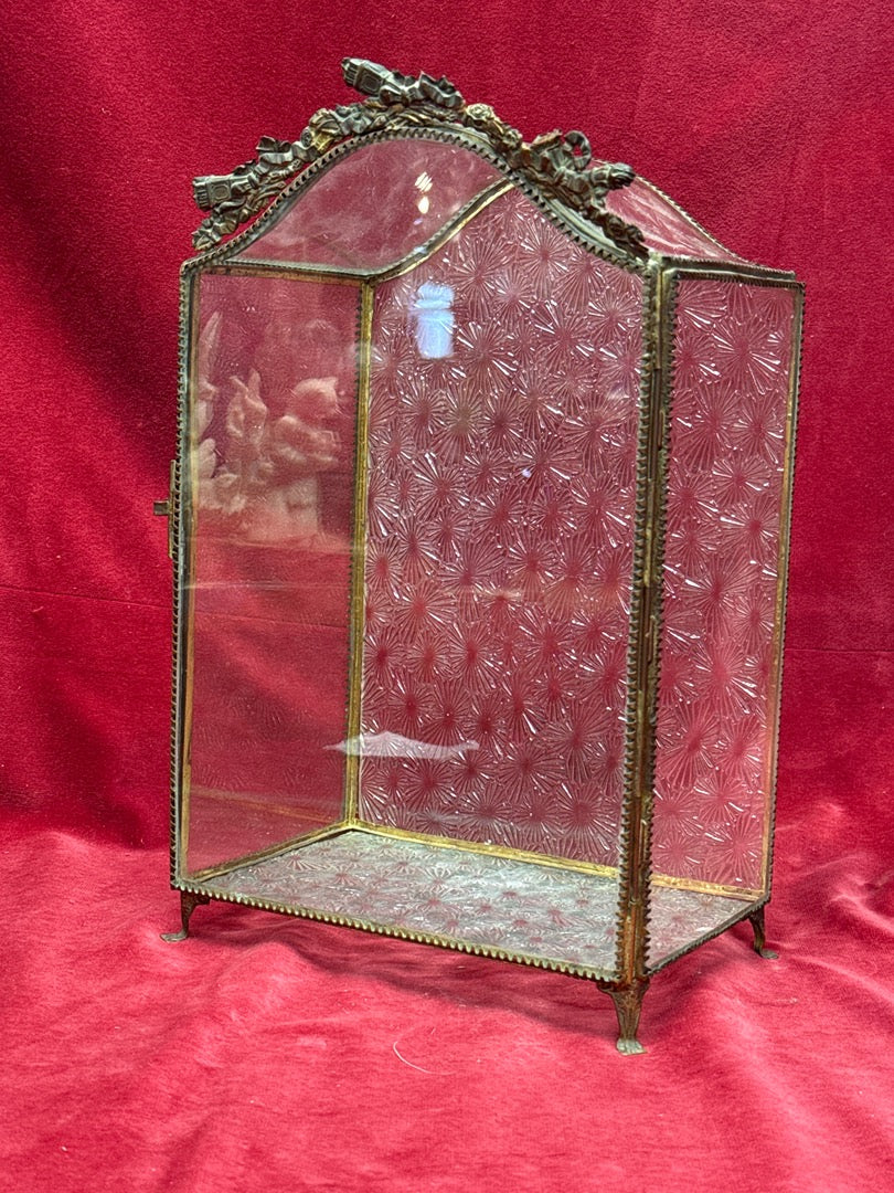 Petite vitrine reliquaire en laiton et verre biseauté