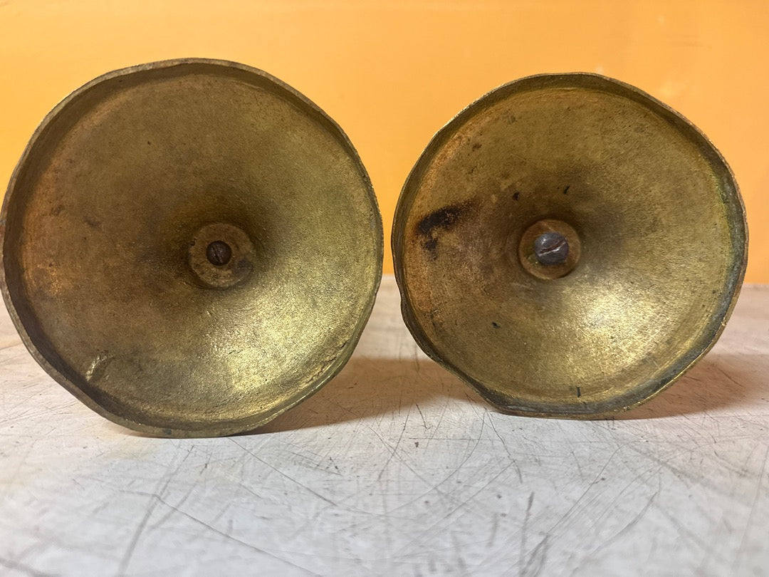 Bougeoirs en bronze – Paire de chandeliers anciens