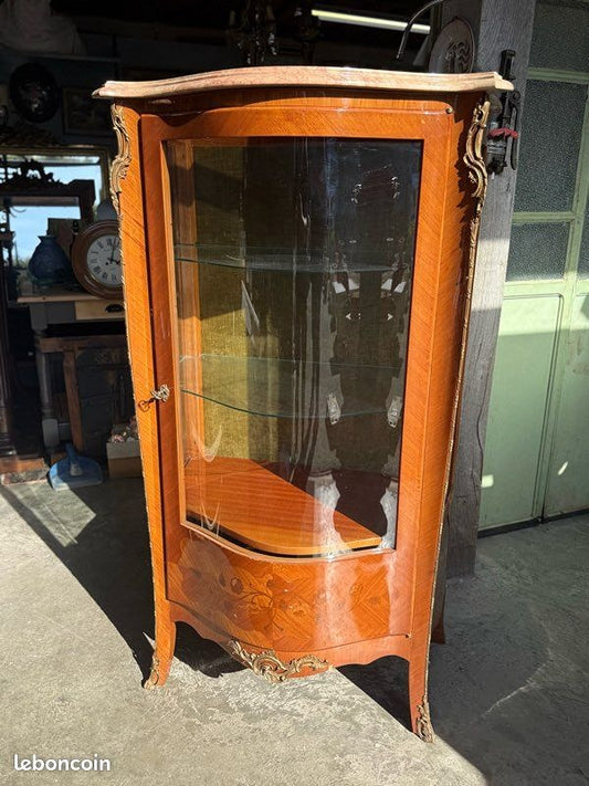 Vitrine – Style Louis Xv – Ornement – Marqueterie et Bronze / Laiton