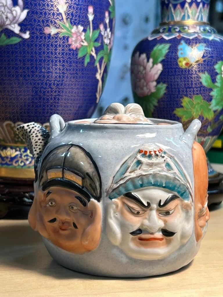 Ancienne Théière ornée de 7 visages de dieux porte-bonheur Banko