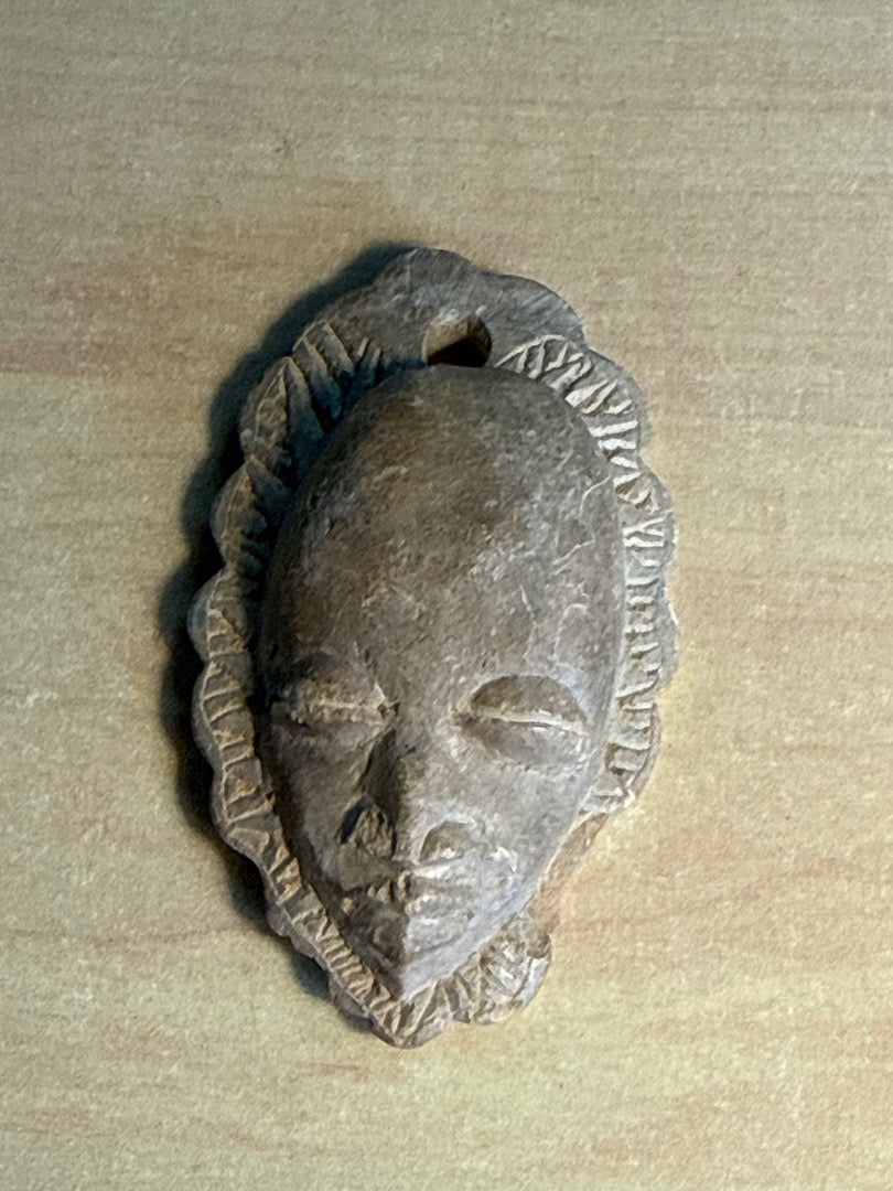 Pendentif masque – Artisanal – Bijoux – Pierre sculptée