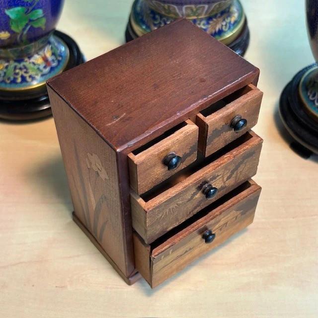 Cabinet Miniature Marqueterie bois Représentant le Mont Fugi