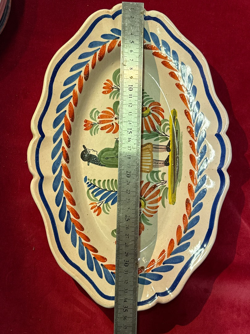 Grand plat oval en ceramique Quimper decor personnage