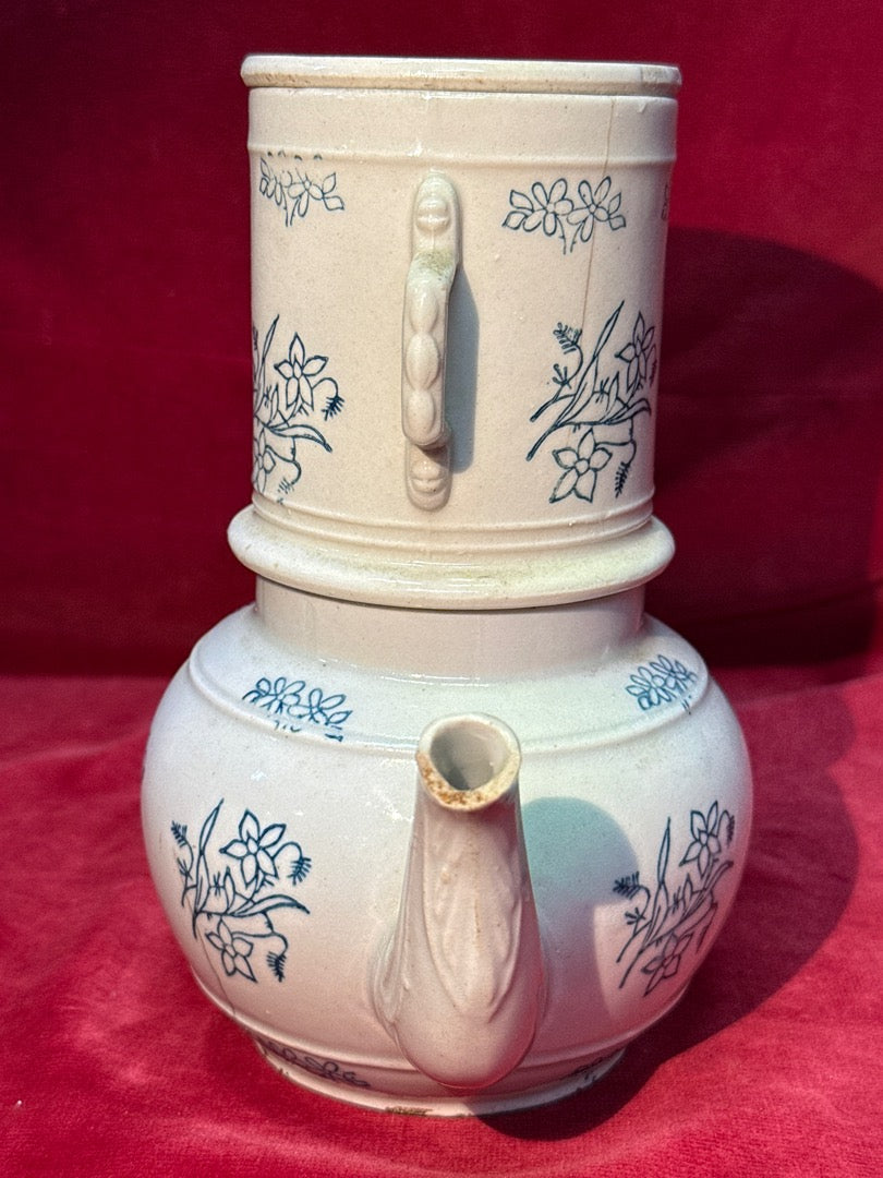 Ancienne cafetiere filtre en ceramique decors bleus
