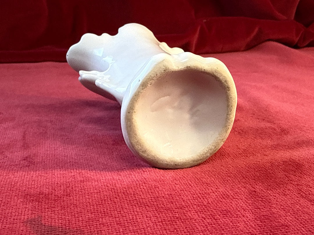 Petit vase en céramique blanche, col festonné et feuilles en relief