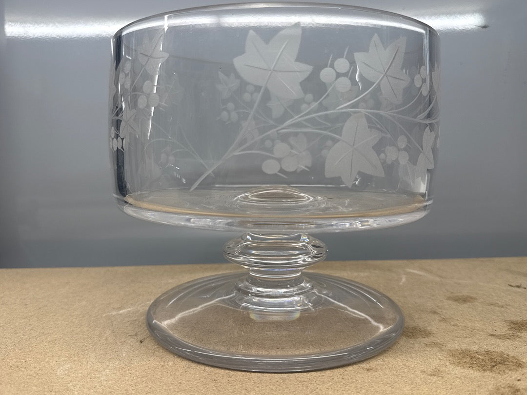 Coupe sur pied en verre – Plat de service – Décor lierre gravé