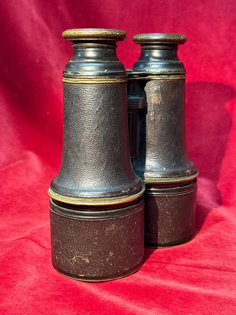 Jumelle marine ancienne en laiton gainée de cuir