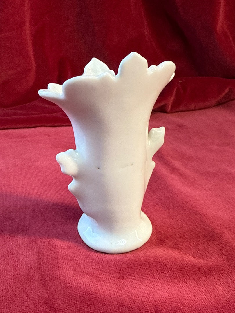 Petit vase en céramique blanche, col festonné et feuilles en relief