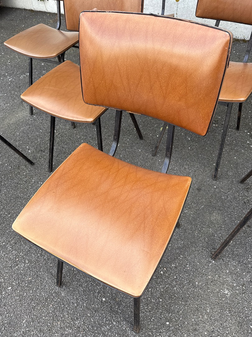 Lot de 8 chaises – Vintage – Mobilier – Skaï camel pieds métal