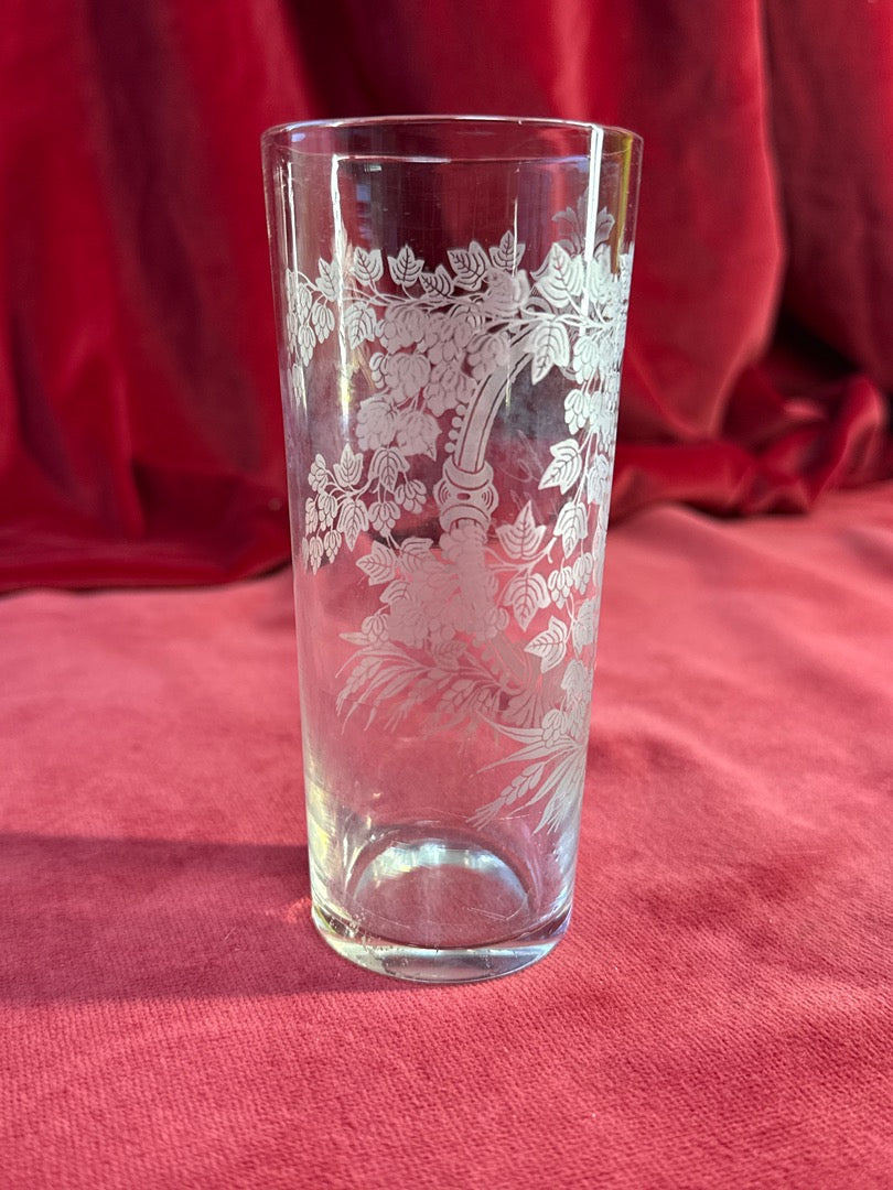 Gobelet en verre gravé « Émile », date 1889 et décor à mascaron