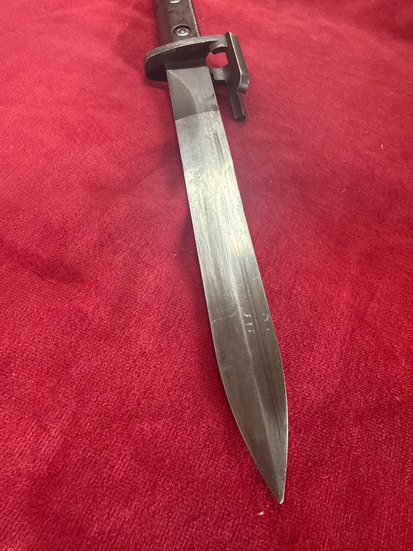 Baïonnette militaire – Arme blanche avec fourreau