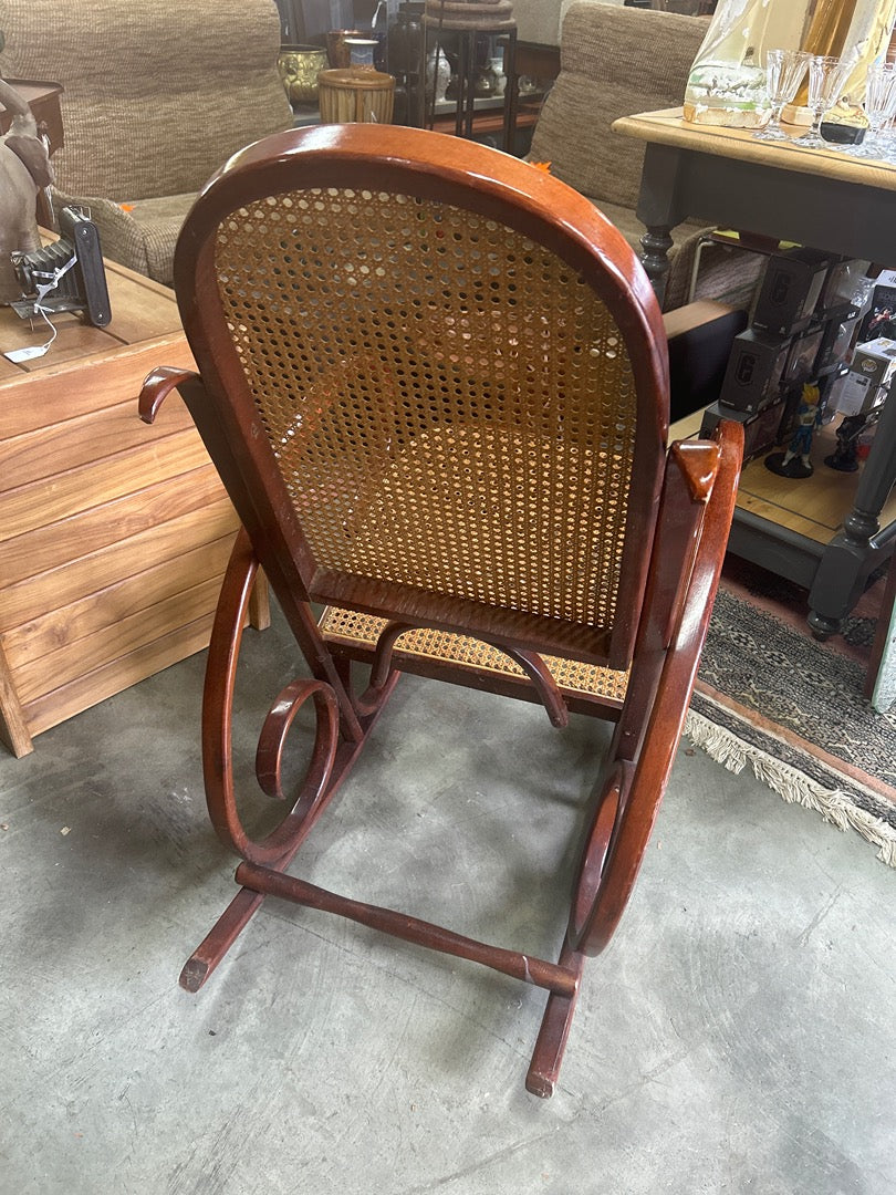 Fauteuil à bascule en bois et cannage – Style Thonet vintage