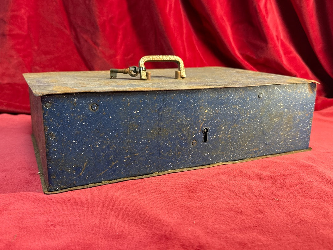 Ancienne boite metallique emaille bleue