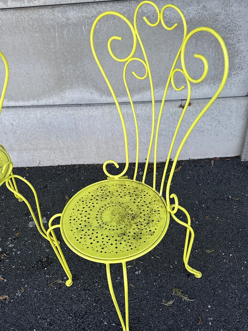 Paire de chaises de jardin en métal jaune perforé