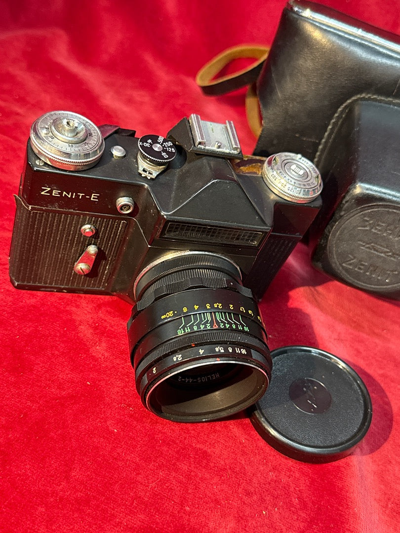 Appareil photo reflex Zenit E avec objectif Helios 44-2 et étui