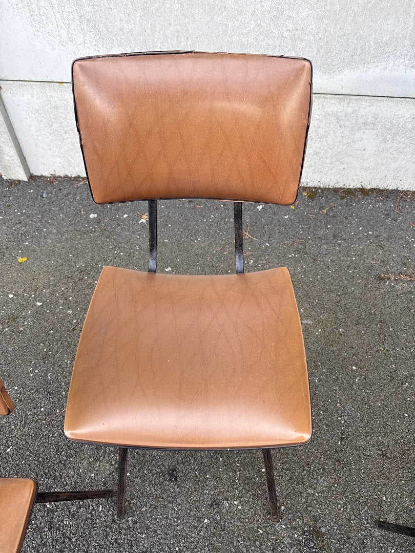 Lot de 8 chaises – Vintage – Mobilier – Skaï camel pieds métal