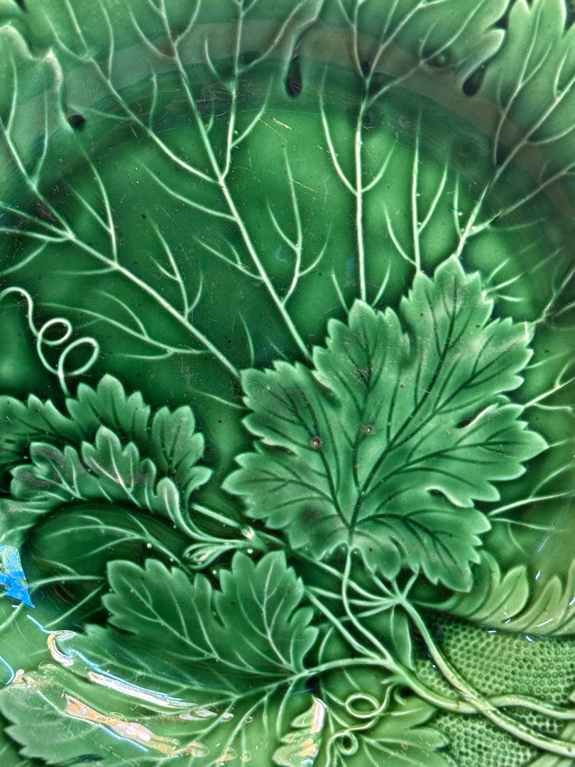 Assiette Barbotine – Décor Feuilles – Art De La Table – Vert Émaillé