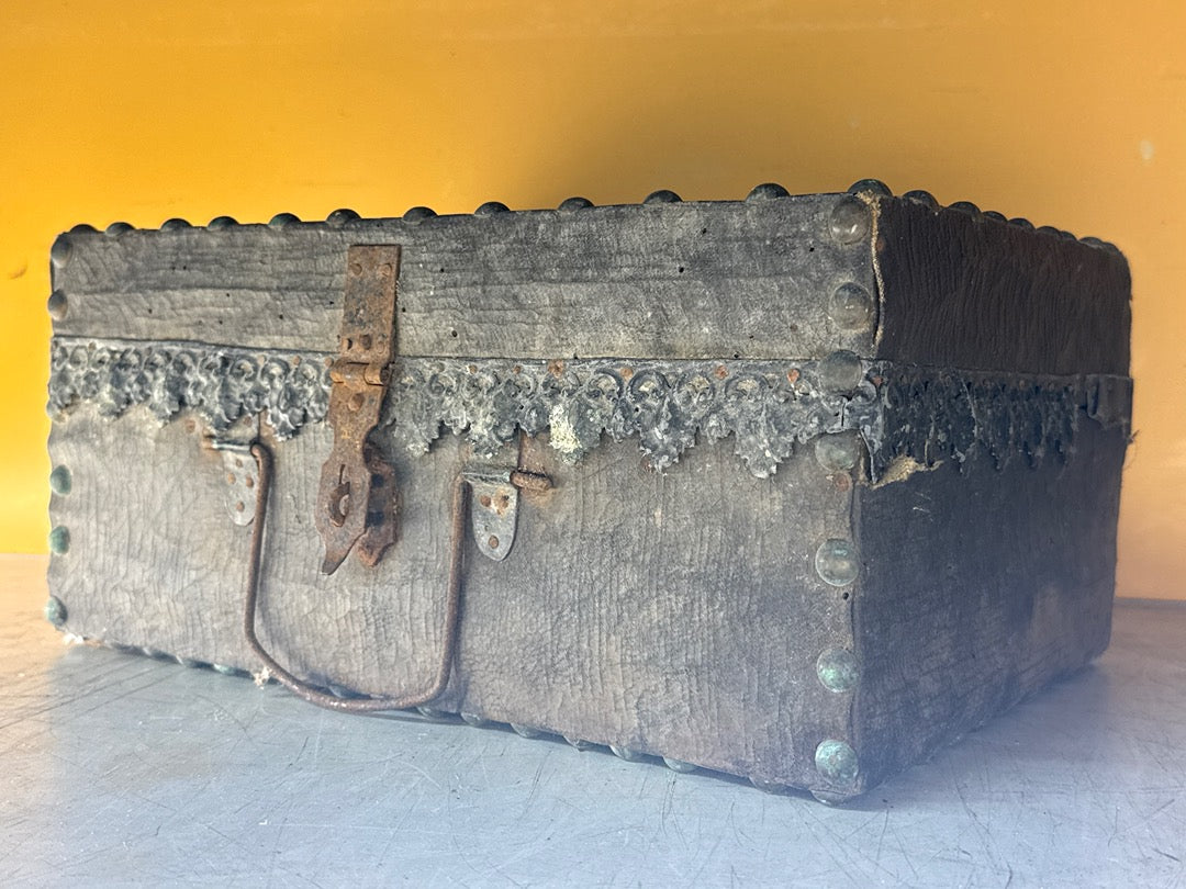 Coffre ancien – Boîte de rangement en bois clouté