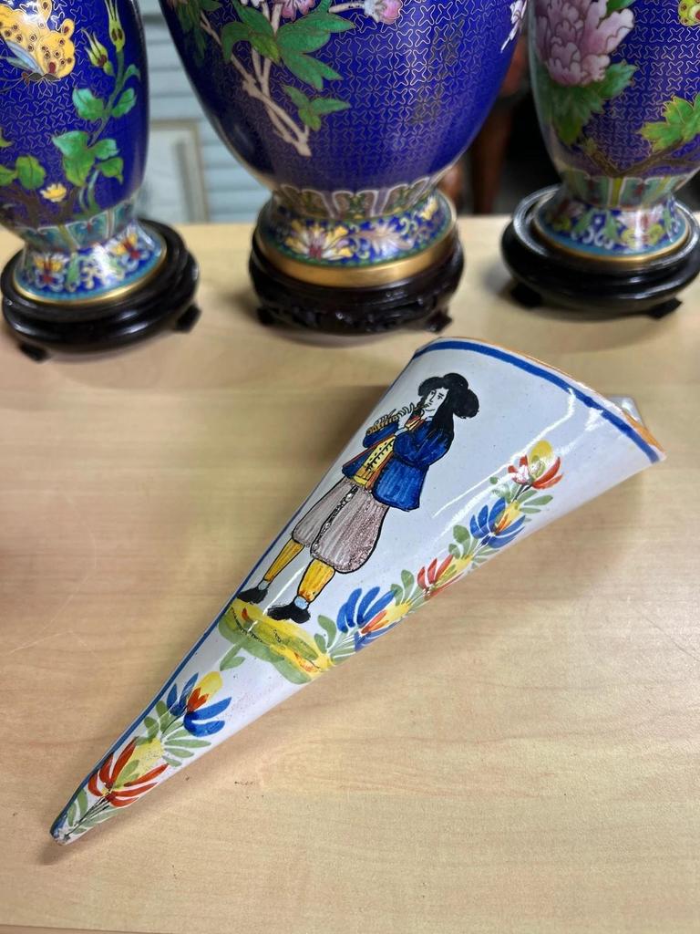 Bouquetière vase cornet en faïence joueur de biniou