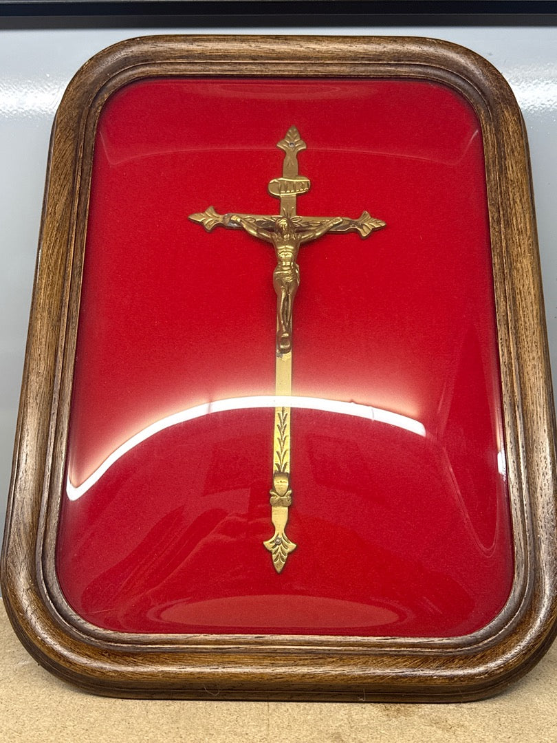 Cadre crucifix style verre bombé – Ornement religieux – Velours rouge et laiton