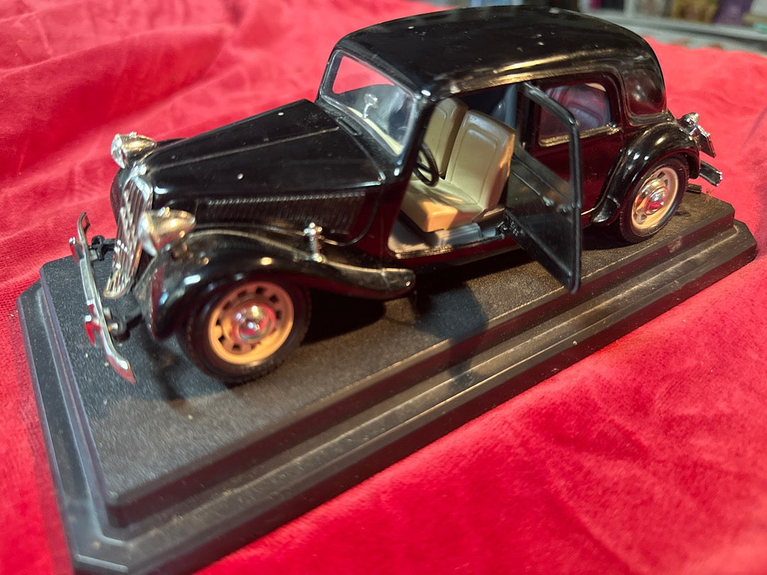 Voiture miniature – Citroën 15 Cv Bburago – Collection – Noir