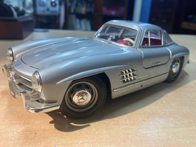 Voiture Collection Mercedes 300sl 1/18 Burago Gris