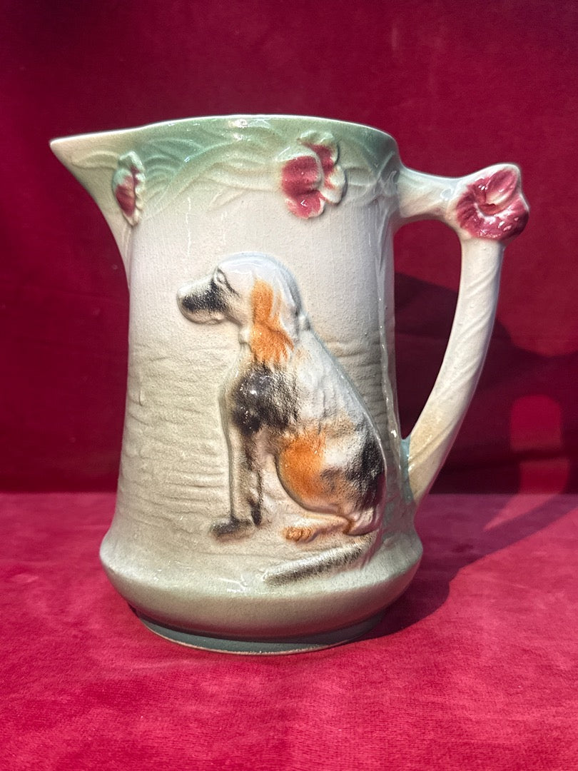 Pichet en céramique barbotine motif chien