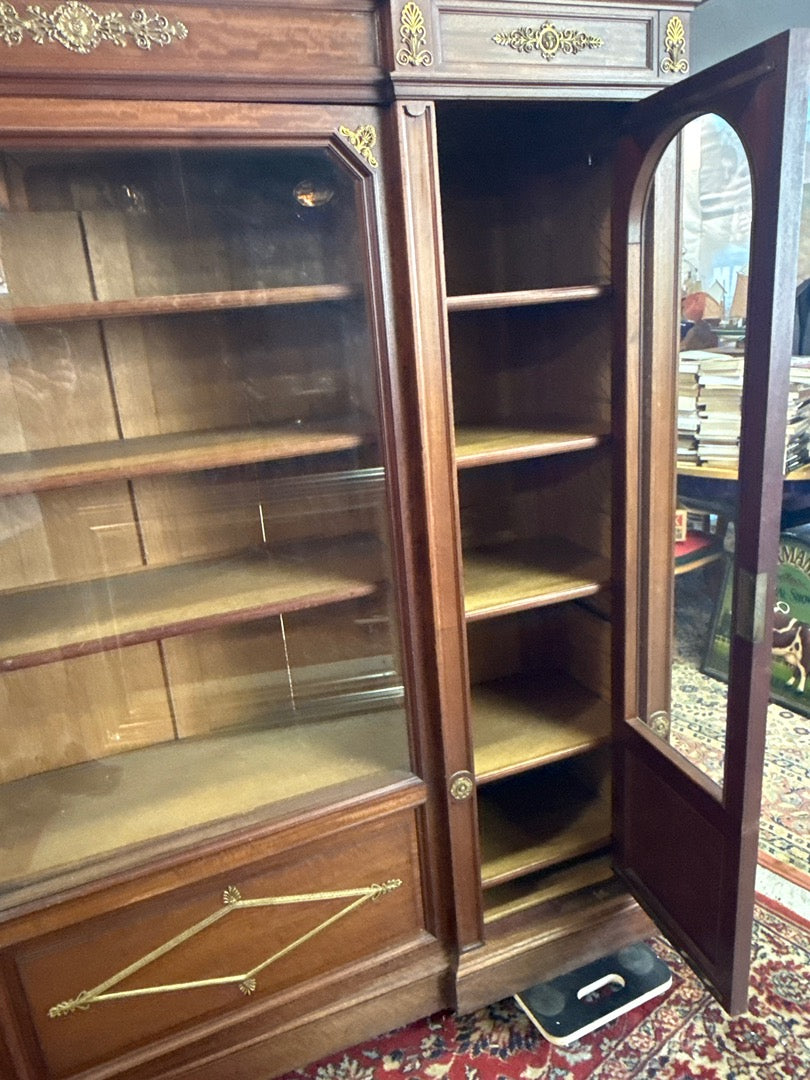 Bibliothèque ancienne en bois avec ornements en bronze