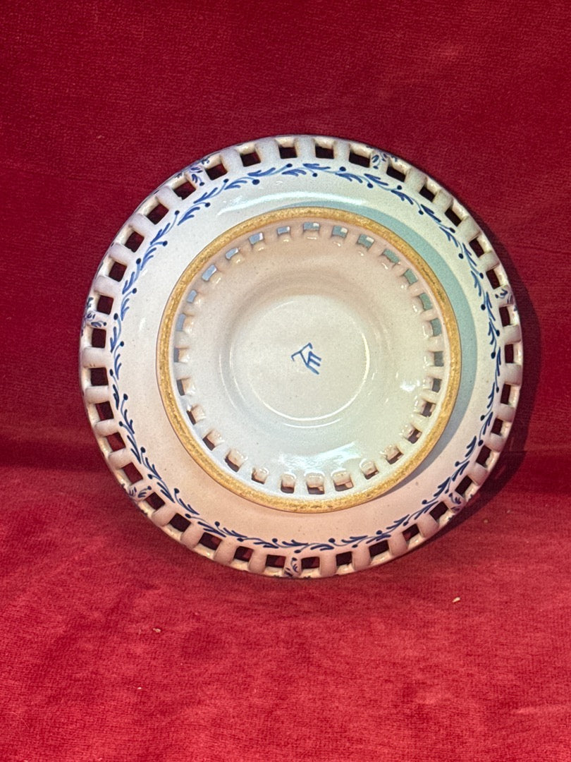 Coupe sur pied ajourée en céramique bleue et blanche