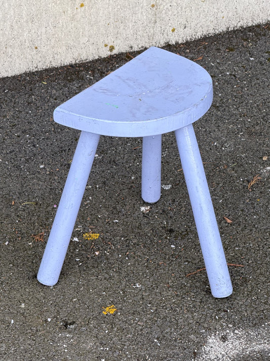 Tabouret enfant demi-lune – Artisanal – Mobilier – Bois peint lilas