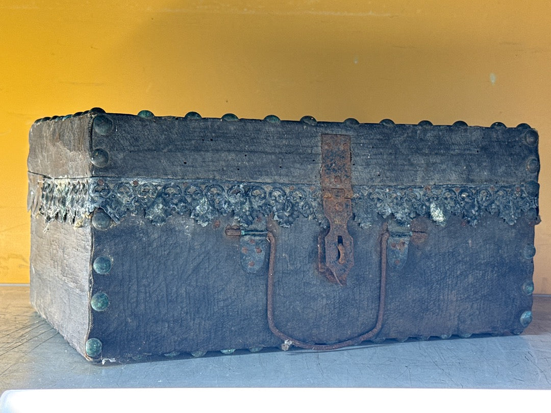 Coffre ancien – Boîte de rangement en bois clouté