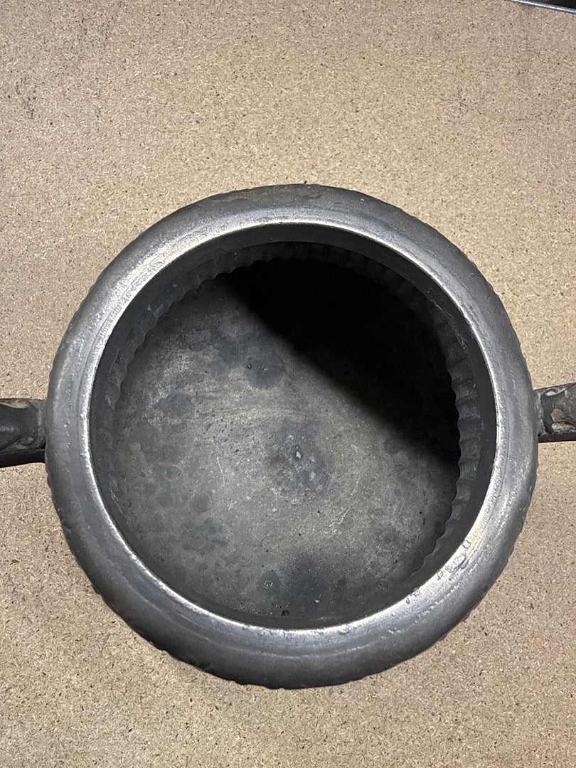 Pot en étain – Décoration – Ancien pot couvert godronné