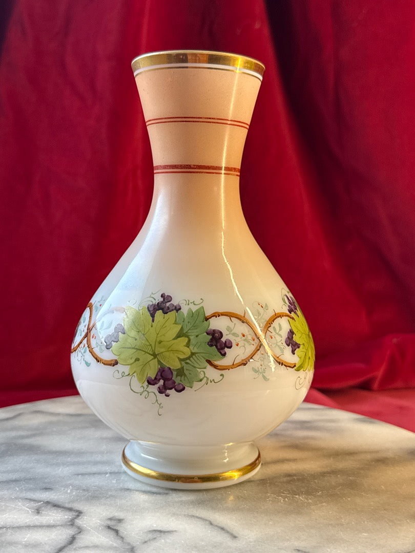Vase en opaline blanche, décor de raisins, feuilles de vigne et dorure