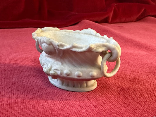 Cache-pot ovale en céramique blanche patinée, anneaux et décor en relief