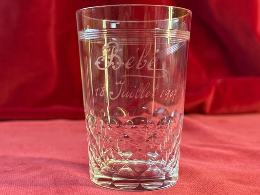 Gobelet en verre taillé et gravé « Bébé », date 18 juillet 1904