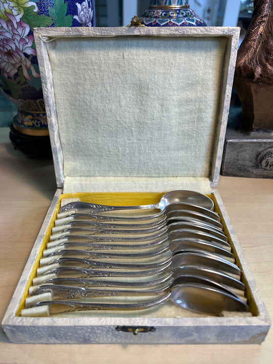 Couverts de table – Coffret de 12 petites cuillères argentées