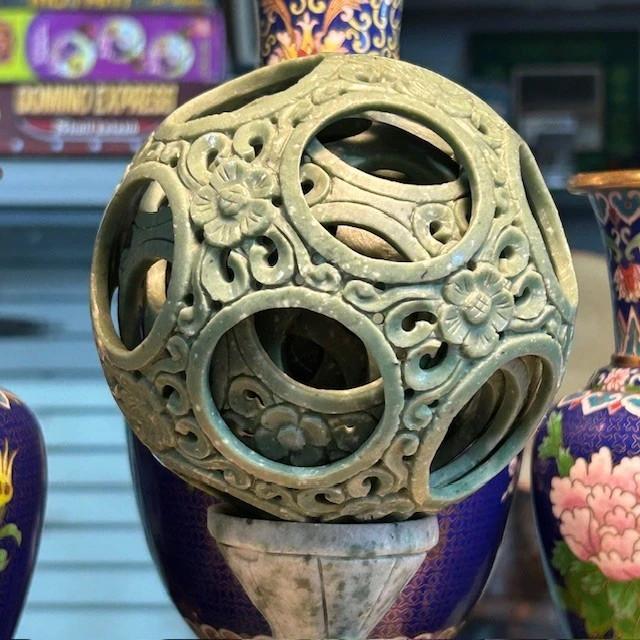 Sculpture Chinoise En Pierre Naturelle Jade Représentant Un dragon Phénix et Une Sphère