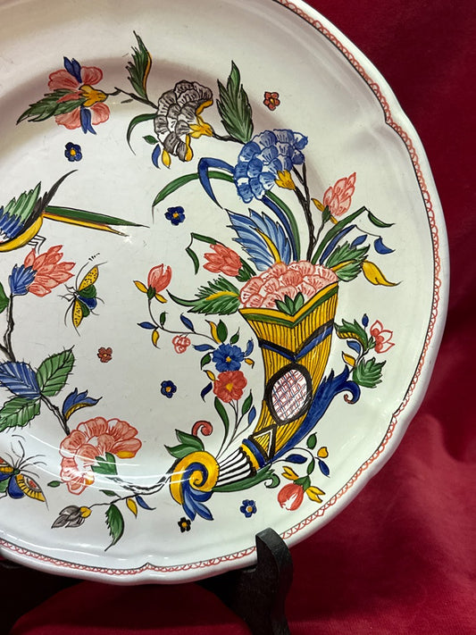 Assiette en céramique décor Vieux Rouen « Corne d’Abondance » Puy du Fou, 24,5 cm
